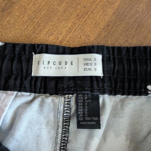 Black Shorts with Daisy Print - Picture 7 of 8